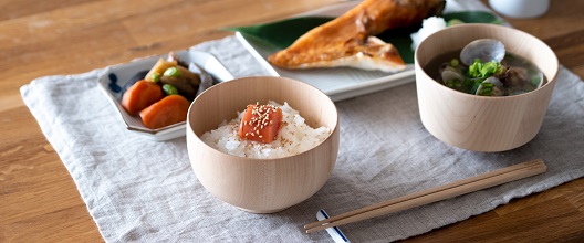 木製食器を使った朝食