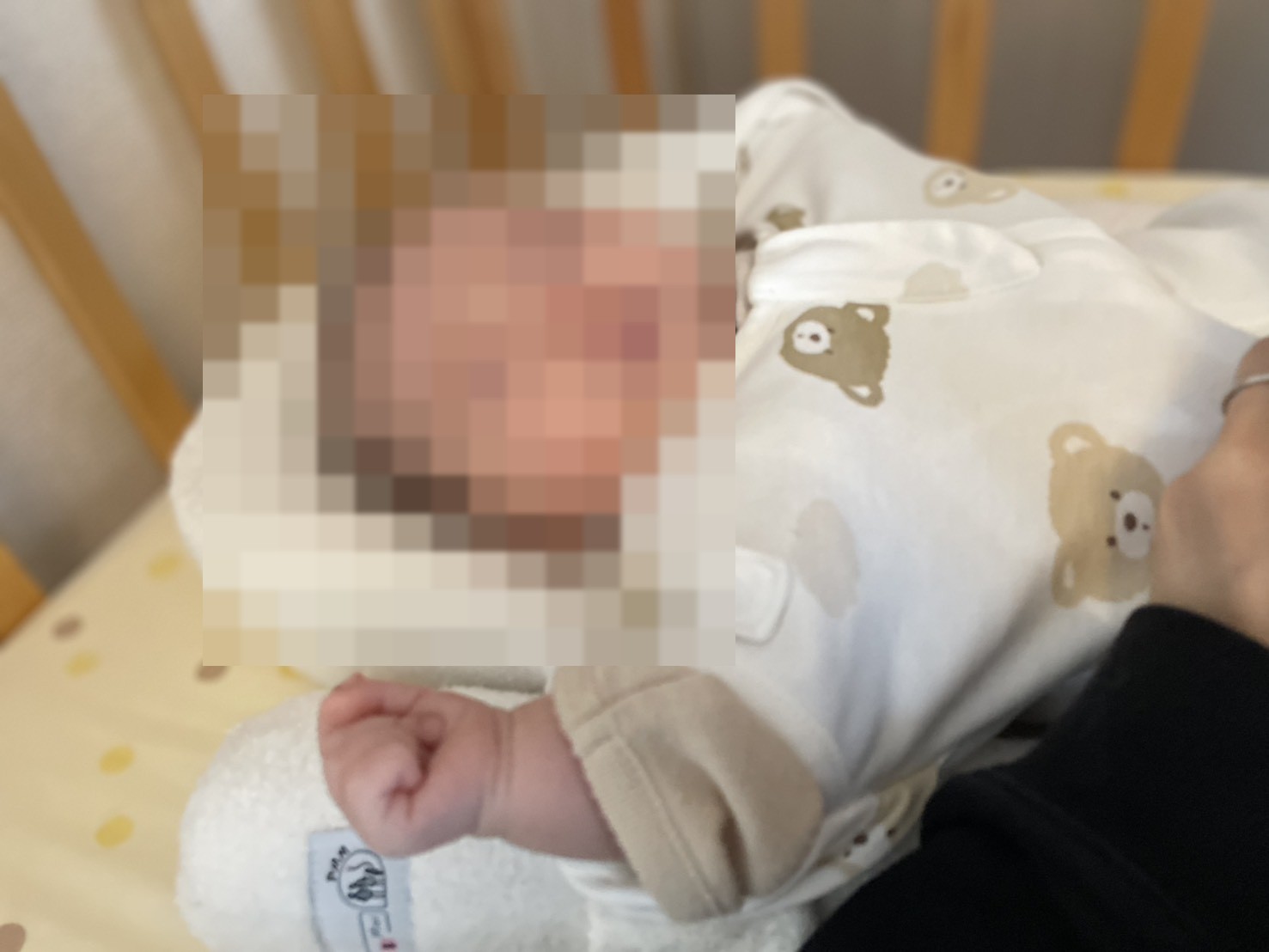 Nidoo Bioのベビーネストで眠る生後2ヶ月の赤ちゃん