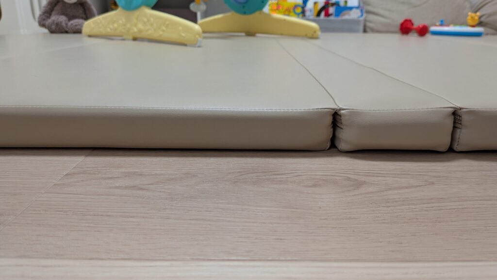 4ヶ月使用したプレイマットの表面と縁の厚み。猫の爪痕はほとんど目立たない