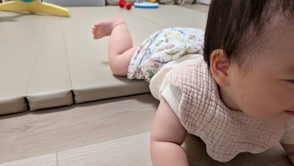プレイマットの上でくつろぐ赤ちゃん