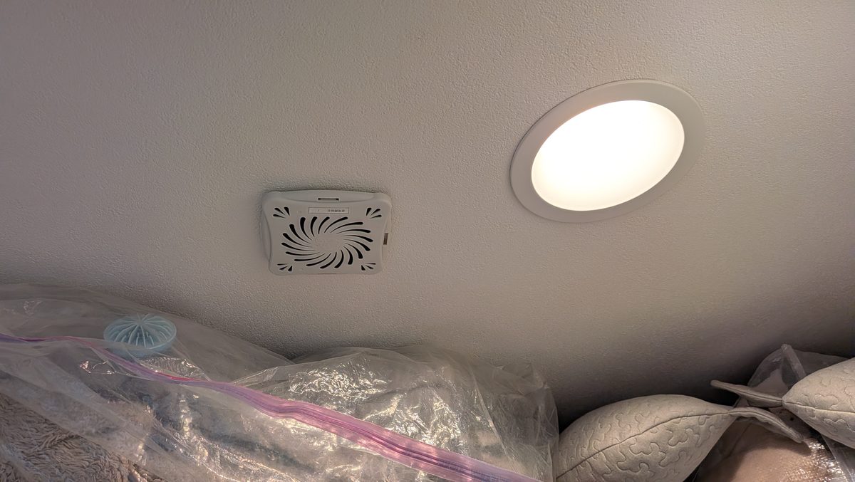 クローゼットの天井に貼ったバイオ系防カビ剤