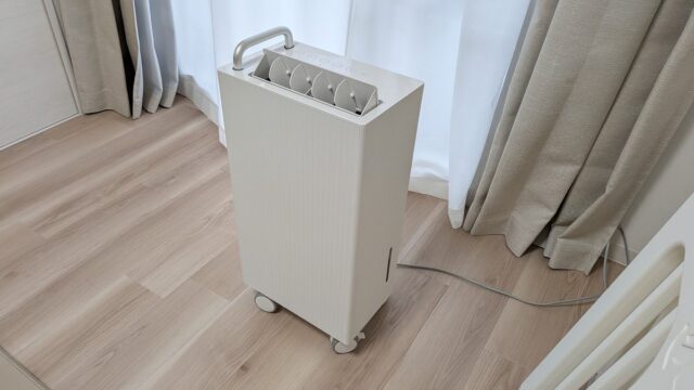 リビングに常設しているcadoの除湿機DH-C7200（キャスター付き）