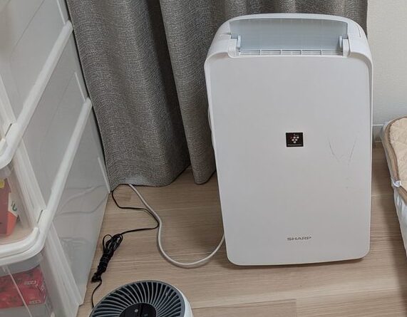 寝室のベッド横に置いたSHARPの除湿機CV-L71-W