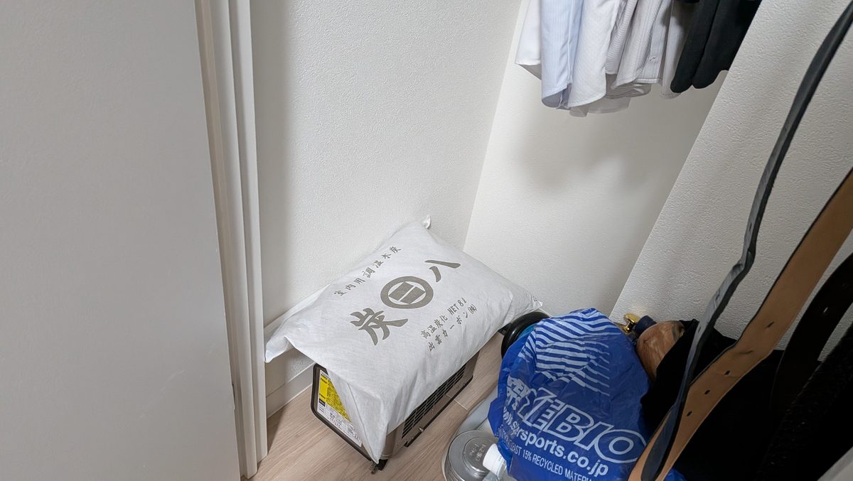 クローゼットの隅に置いた調湿木炭・炭八8L